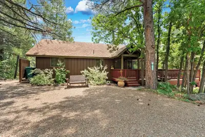 Image de Serene and Private Cabin in the middle of Munds Park!