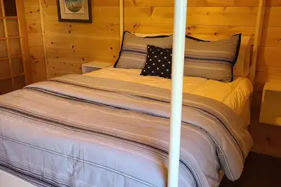 Image de Comfy private and quiet retreat in the center of town.