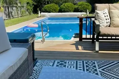 Image de Mid island oasis with large pool and outdoor entertainment area. Pet friendly!