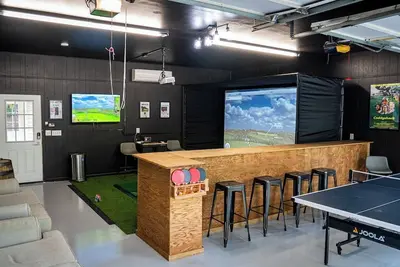 Image de New! Insane Golf Retreat & Simulator - Bogey Bunks
