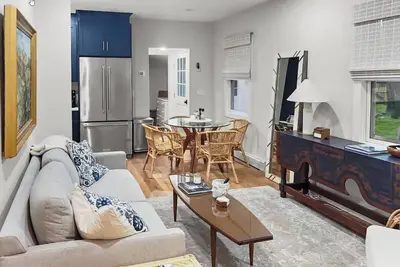 Image de Charming Fully Renovated Southampton Home with Timeless Allure