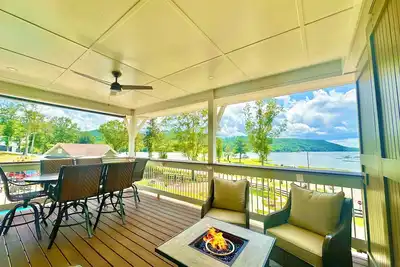 Image de Escape to \"Studio B\"! Lake, Pool, Splash Pad, Hot Tub, Kayaks, fire pit, etc. !
