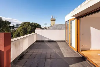 Image de Stylishly Renovated Townhouse with City Views\n