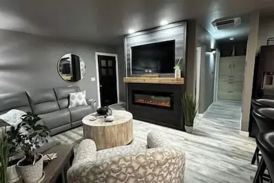 Image de Oasis in the City - 2 Bdrm Condo