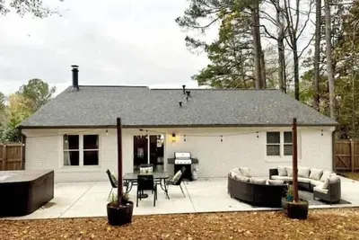 Image de Backyard Oasis by Lake Peachtree\n\n