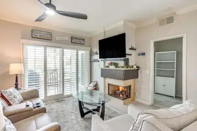 Image de Huntington Beach Condo w/ Pool < 1 Mi to Pier!