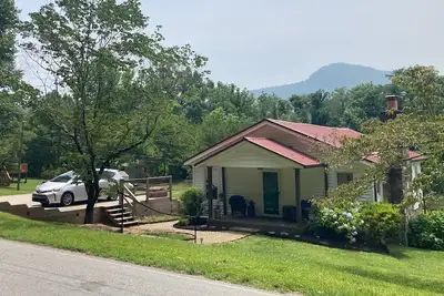 Image de Waterfront pet-friendly cottage at Lake Lure - walk to the beach!