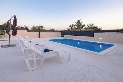 Image de Holiday house Kamenjani with swimming pool!