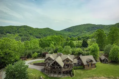 Image de Mtn Sunsets Lodge, Hot Tub, Mtn Views, Fireplaces, River Access, WiFi, Private!