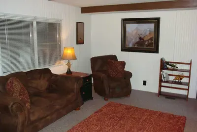 Image de Yellowstone Wildlife Cabins - Elk Home - sleeps up 6 - less than a mile to Yellowstone!