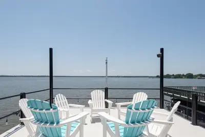 Image de Gorgeous Modern Lakeside Getaway in Gun Barrel City