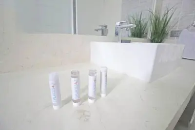 Image de Spacious 1 bedroom Ph just steps from the beach
