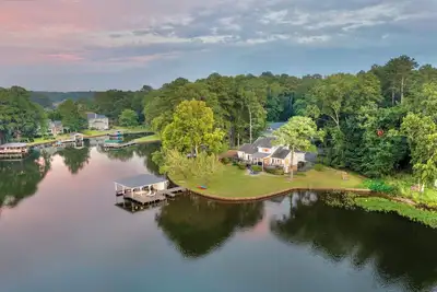 Luxurious large 3bd/2ba Home with Dock with beautiful sunset views