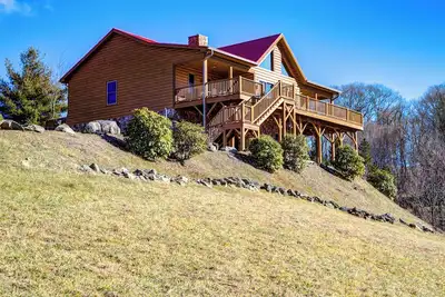 Image de Mountain Cabin w/Hot Tub, Views, Fireplace, Game Room, Firepit, & Pool table