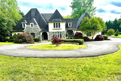 Image de Spacious Guest Suite on Lower Level in Prestigious Great Falls, Va, 2-Acre Nature
