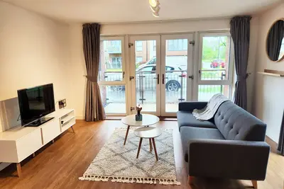 Image de Contemporary Cosy 2 Bed/Bathrooms Apartment with Private Parking