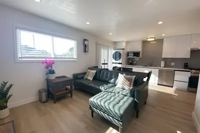 Image de Beautifully Renovated 2b1b • Private Backyard • Steps to Beach • Free Parking