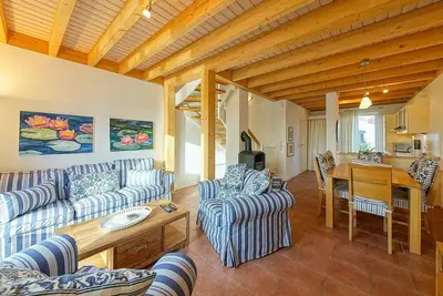 Image de Top-ferienhaus am Deich mit Terrasse am Wasser, Zwei Balkonen, Sauna & Kaminofen - Nordseeresort