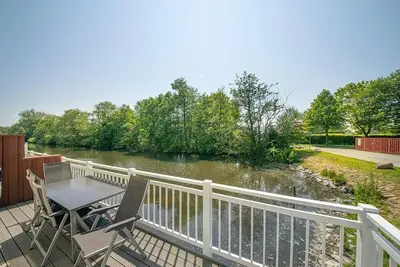 Image de Top-ferienhaus am Deich mit Terrasse am Wasser, Zwei Balkonen, Sauna & Kaminofen - Nordseeresort