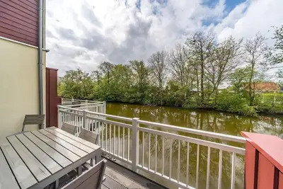 Image de Exklusives Ferienhaus am Meer mit Terrasse am Wasser, Balkon, Sauna & Kaminofen - Nordseeresort