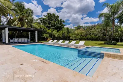 Image de Amazing gardens with terrace & pool!