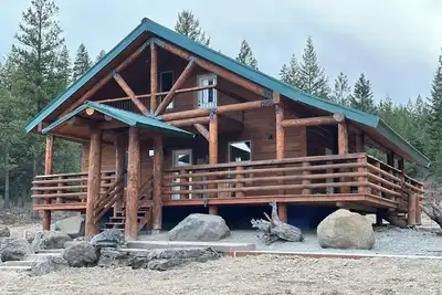 Image de Beautiful cabin on 180 secluded acres, with extra cabin available upon request! \n