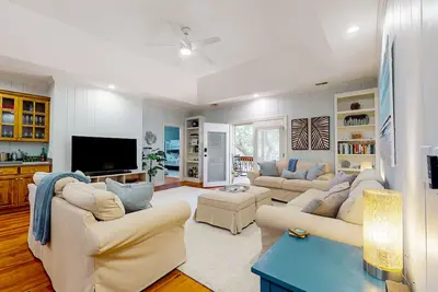 Image de Water-view house with beach access, large decks, outdoor fireplace, games, dock