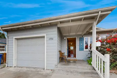 Image de Bright and spacious home with fierepit with nearby amenities