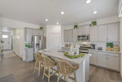 Image de Newer build with 4 bedrooms, large backyard and beautiful mountain views.