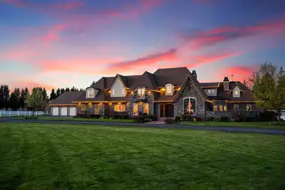 Image de Magnificent Country Chateau w/ Enormous Indoor Pool Area, Billiards Room, Arcade Room on 20 Acres