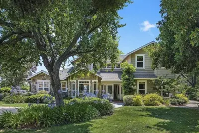 Image de Blade & Bloom Estate: Lush, Green & Oh, So Serene!