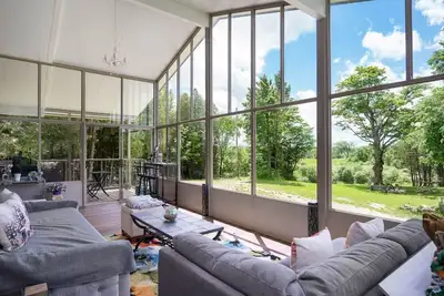 Image de Hillside Haven Retreat: Sunroom & Pond Escape