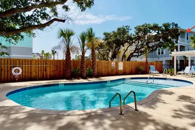 Image de Newly Built Luxury Family Townhome, Pool, Elevator, Easy Beach Access, 3 Owner Suites