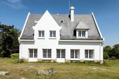 Image de Keravel, maison familiale de caractère avec accès direct à la mer