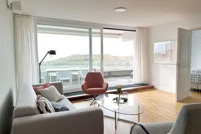 Image de Beautiful, modern and brightly furnished apartment, located on the 1st floor of the apartment complex \"Terrassenflat\". Spacious balcony with a beautiful view of the sea. All you can hear is the sea, there is no motorized traffic, but there is a hiking