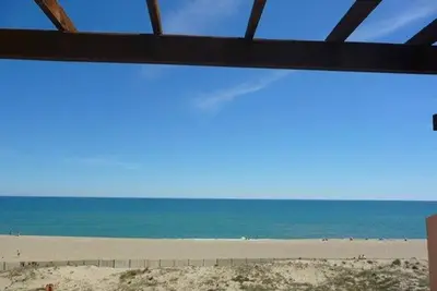 Image de Appartement 3 Pièces en Bord de Mer au Barcarès avec Terrasse, Accès Plage et Parking Sécurisé