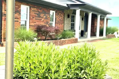 Image de Beautiful, spacious, country home. Close to The Ark! Hot-Tub! Pet-Friendly!
