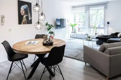 Image de 5 places pour dormir, emplacement idéal, grand balcon, meilleure rue de la ville