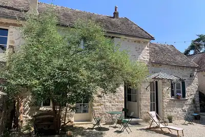 Image de Maison en pierre avec terrasse dans une cour fermée au cœur d'un beau village