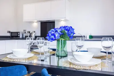 Image de Delightfully furnished 2 bed 2 bath apartment in the heart of Brentwood