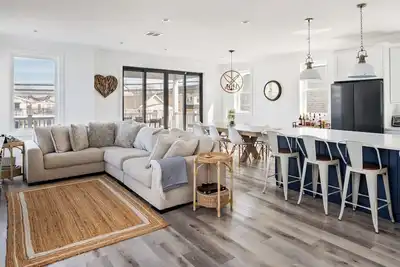 Image de 2 Master Bedrooms, Outdoor shower, Parking for 3 Cars, 2 blocks to beach.