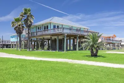 Image de Surfside Retreat - Great Views & Steps from Beach