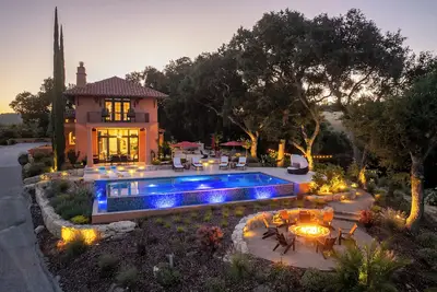 Image de Italian Villa w/Spectacular Views, Infinity Pool, Hot Tub & Gourmet Kitchen.