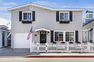 Image de Beachy 4-bedroom less than a block from the beach