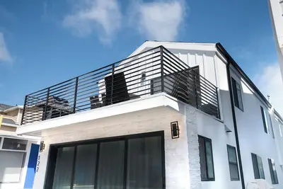Image de 5 Bedroom duplex - Steps to the beach, shops & restaurants