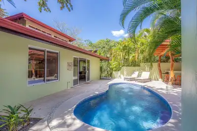 Image de Cozy and private jungle oasis 7 minute walk to beach!