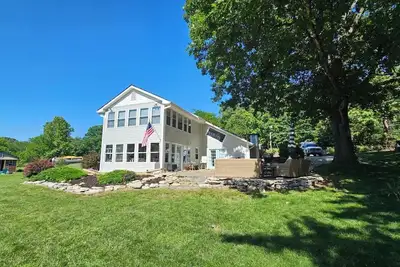 Image de Cozy Lake Front House on 7mm of Loz with a nice yard and a Private Dock!