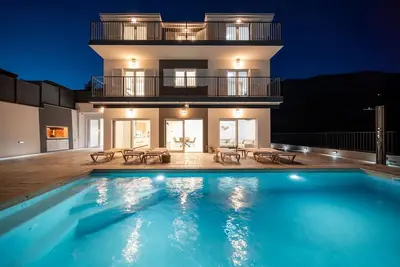 Image de Luxurious 7-Bedroom Villa Mi with Private Pool, Billiard Room, Treadmill, 500m from the Beach