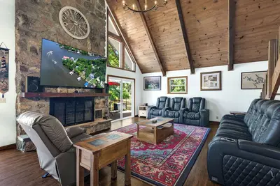 Image de Boondocks Bliss – Lakefront Living in Sunrise Beach! Spacious Home for 15