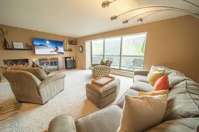 Image de Spacious 2 story condo, Hot tub on site!